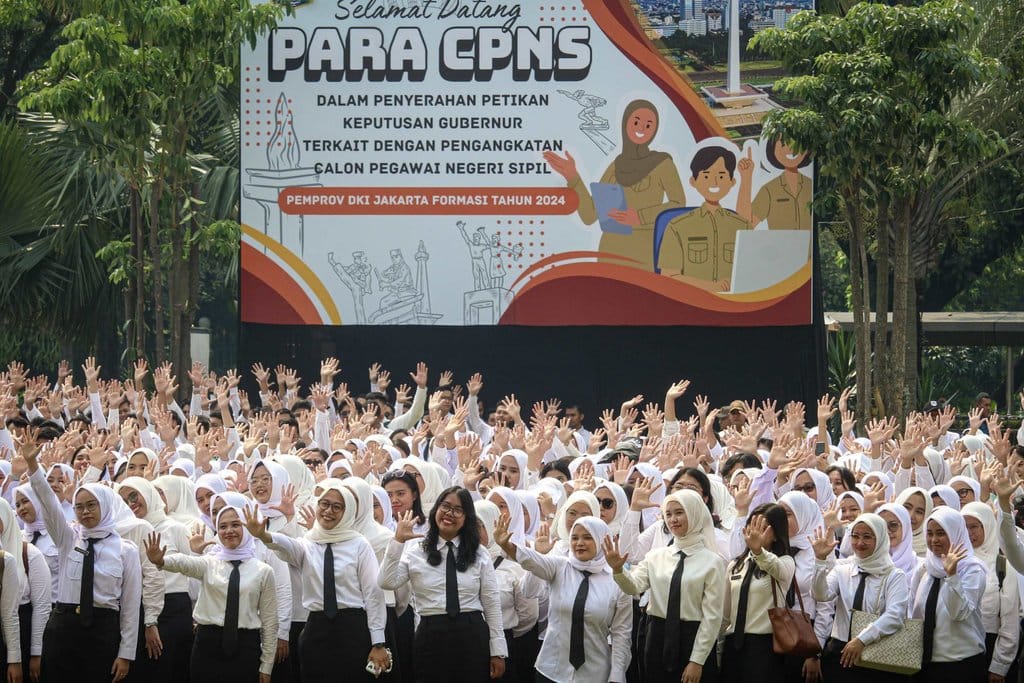 Sejumlah CPNS mengikuti acara penyerahan SK CPNS di halaman Balai Kota DKI Jakarta, Jakarta Pusat, Rabu (28/5/2025). ANTARA FOTO/Jasmine Nadhya Thanaya/YU Penyerahan SK CPNS di Jakarta