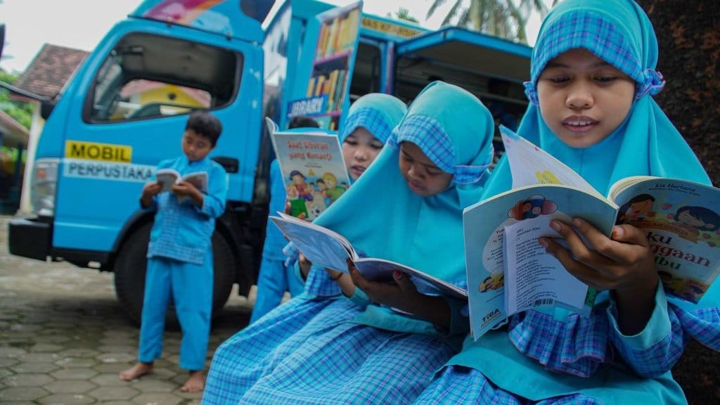 Program gerakan seribu penulis masuk sekolah di Lumajang