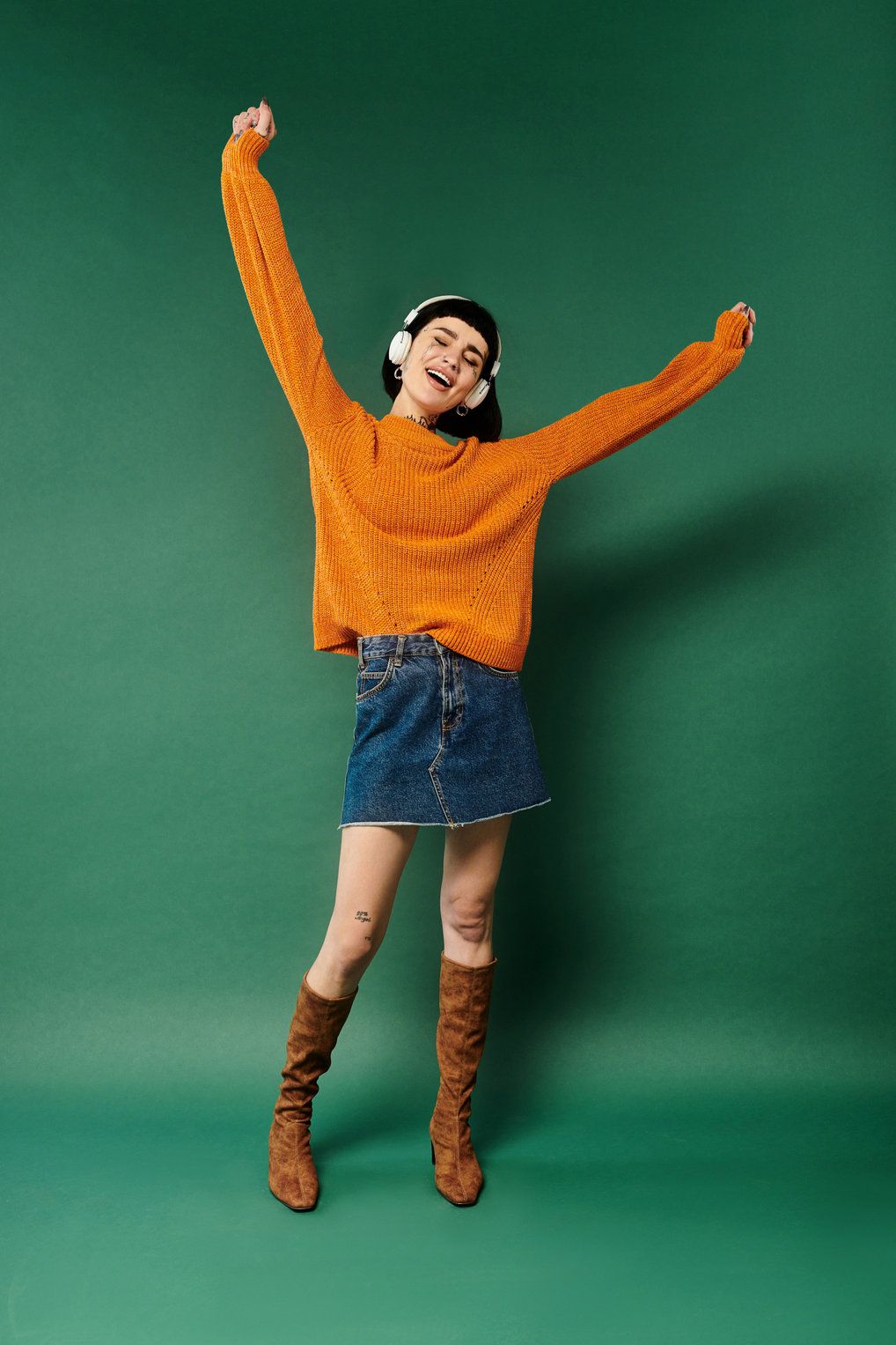 Baju Rok Jeans Sweater Rajut. FOTO/iStockphoto Baju Rok Jeans Sweater Rajut