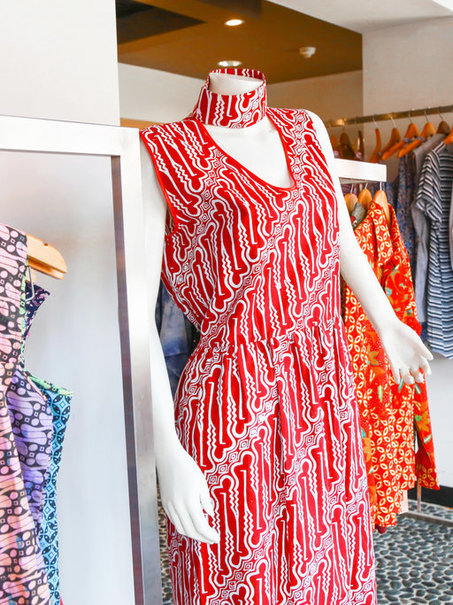 Baju Dress Batik Tanpa Lengan. FOTO/iStockphoto Baju Dress Batik Tanpa Lengan