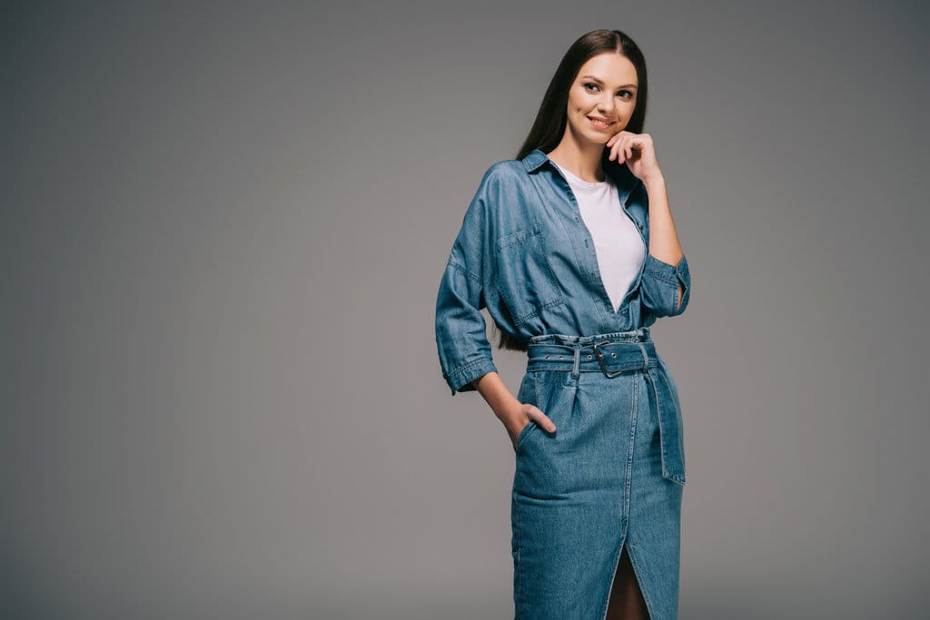 Baju Rok Jeans dan Atasan Denim. FOTO/iStockphoto Baju Rok Jeans dan Atasan Denim