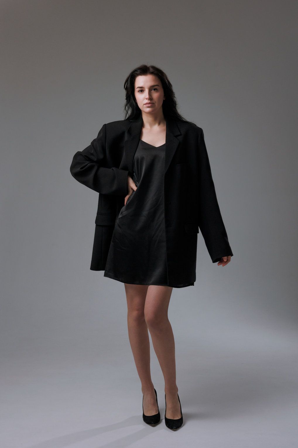 Baju Inner Dress Hitam dan Oversized Blazer. FOTO/iStockphoto Baju Inner Dress Hitam dan Oversized Blazer
