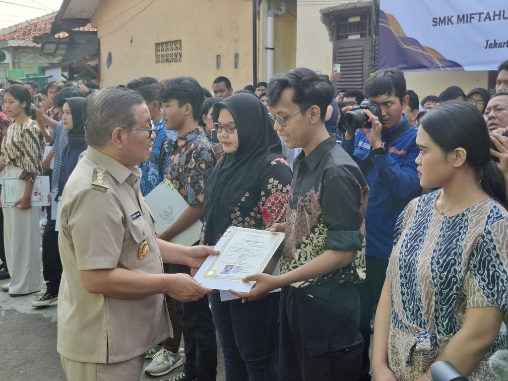 Pramono Saat Membagikan Pemutihan Ijazah