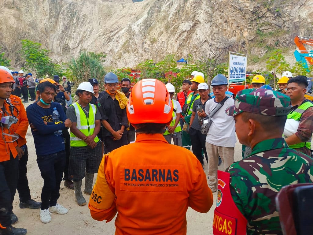 Pencarian Korban Longsor Tambang