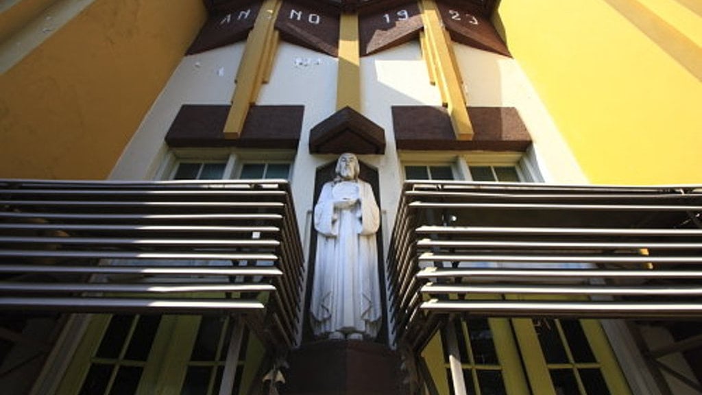 Penanda tahun berdirinya gedung SMA Katolik St. Louis 1 Surabaya. (FOTO/Hongky Zein) SMA Katolik St Louis 1 Surabaya