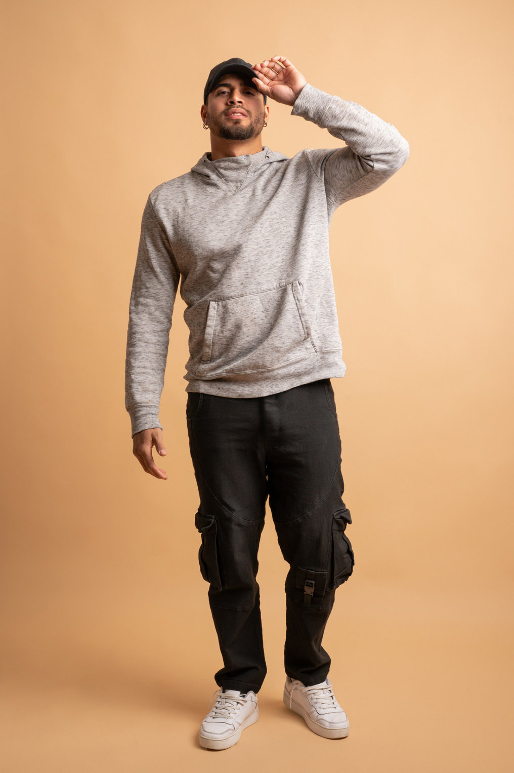 Outfit cowok ke Dieng. FOTO/iStockphoto Celana Cargo Pria