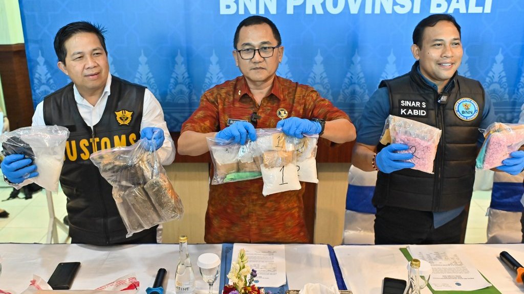 Kepala Badan Narkotika Nasional (BNN) Provinsi Bali Brigjen Pol Rudy Ahmad Sudrajat (tengah), Kepala Kantor Bea Cukai Ngurah Rai Sunaryo (kiri) dan Kepala Bidang Pemberantasan BNNP Bali Kombes Pol I Made Sinar Subawa (kanan) menunjukkan barang bukti narkotika saat konferensi pers di Kantor BNN Provinsi Bali, Denpasar, Bali, Kamis (5/6/2025). ANTARA FOTO/Fikri Yusuf/YU Pengungkapan kasus narkotika BNN Bali
