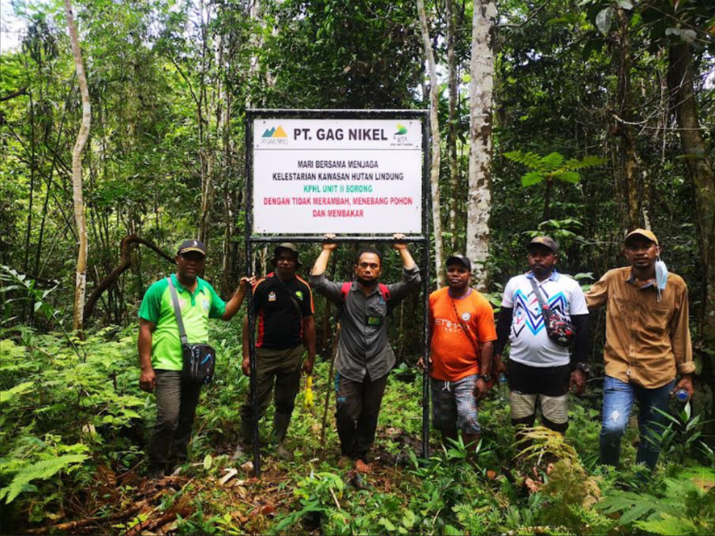 Bersama KPHL Unit II Sorong, PT GAG Nikel aktif menjaga hutan lindung dari perambahan, penebangan, dan kebakaran. (FOTO/dok. Antam) Body Artikel 2 Antam 7