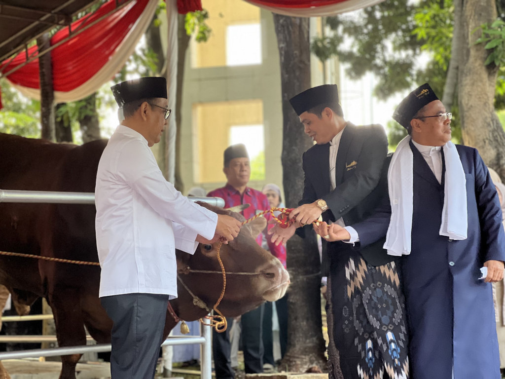 Penyerahan hewan kurban di Masjid Istiqlal