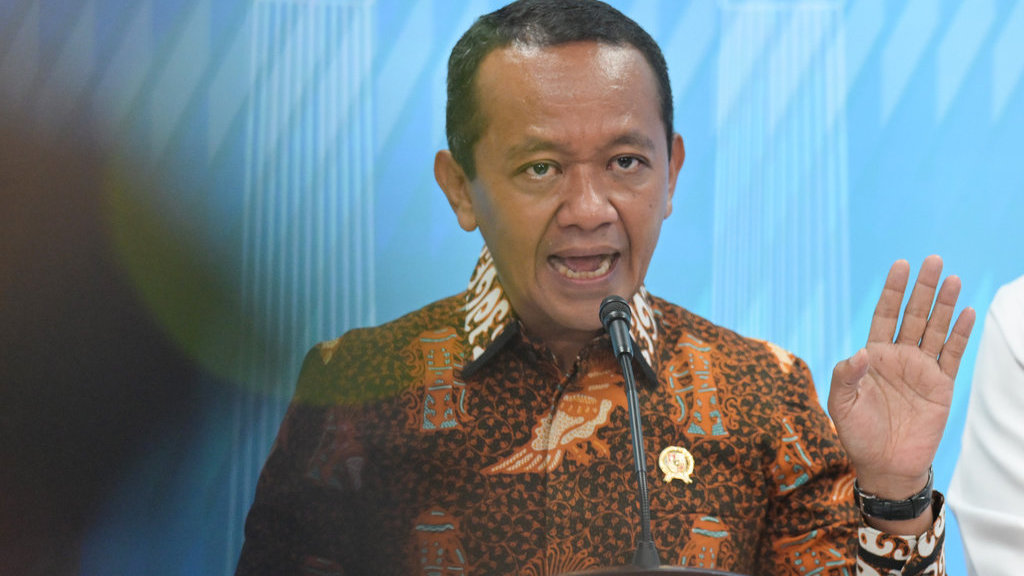 Menteri Energi dan Sumber Daya Mineral (ESDM) Bahlil Lahadalia bersiap menyampaikan keterangan terkait izin tambang nikel Kepulauan Raja Ampat di Kantor Kepresidenan, Jakarta, Selasa (10/6/2025). Pemerintah mencabut empat izin usaha pertambangan (IUP) nikel di Kabupaten Raja Ampat, Papua Barat Daya, antara lain milik PT Anugerah Surya Pratama (PT ASP) di Pulau Manuran, PT Kawei Sejahtera Mining (PT KSM) di Pulau Kawei, PT Mulia Raymond Perkasa (MRP) di Pulau Manyaifun dan Pulau Batang Pele. Serta PT Nurham Pulau Waegeo karena ditemukan sejumlah pelanggaran. ANTARA FOTO/Aditya Pradana Putra/nz Pemerintah cabut empat IUP Nikel Raja Ampat
