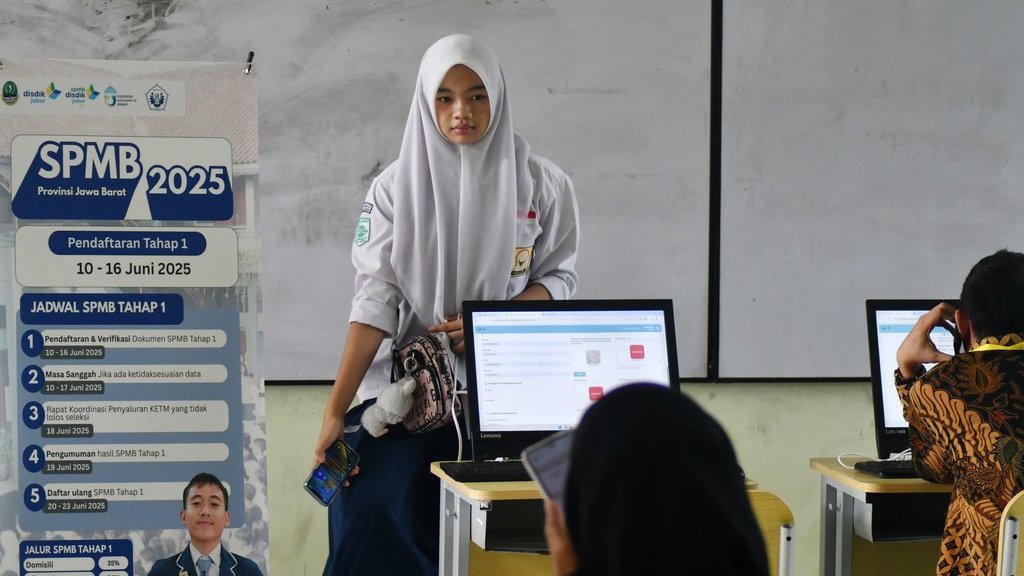 Ilustrasi SPMB/PPDB. ANTARA FOTO/Arif Firmansyah/foc. Pendaftaran seleksi penerimaan murid baru di Jawa Barat
