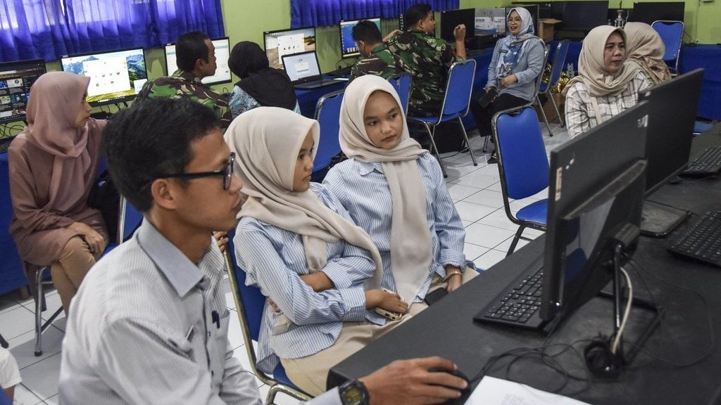 Ilustrasi SPMB/PPDB. ANTARA FOTO/Adeng Bustomi/nz Pendaftaran SPMB tahap 1 di Jawa Barat