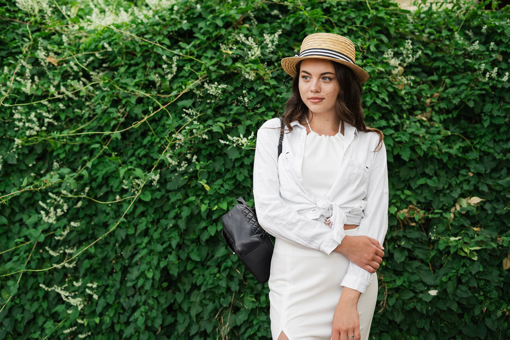 Baju Outer Putih dan Rok Putih. foto/istockphoto Baju Outer Putih dan Rok Putih