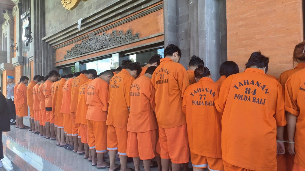 Konferensi pers pengungkapan kasus love scamming di Halaman Mapolda Bali, Rabu (11/06/2025). Tirto.id/Sandra Gisela Konpers Kasus Love Scamming