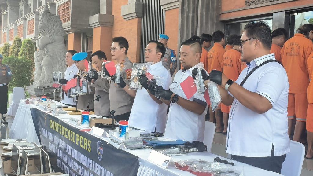 Konferensi pers pengungkapan kasus love scamming di Halaman Mapolda Bali, Rabu (11/06/2025). Tirto.id/Sandra Gisela Konpers Kasus Love Scamming