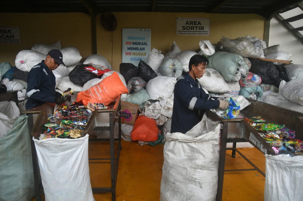 Daur ulang sampah plastik di TPS3R Kota Bogor