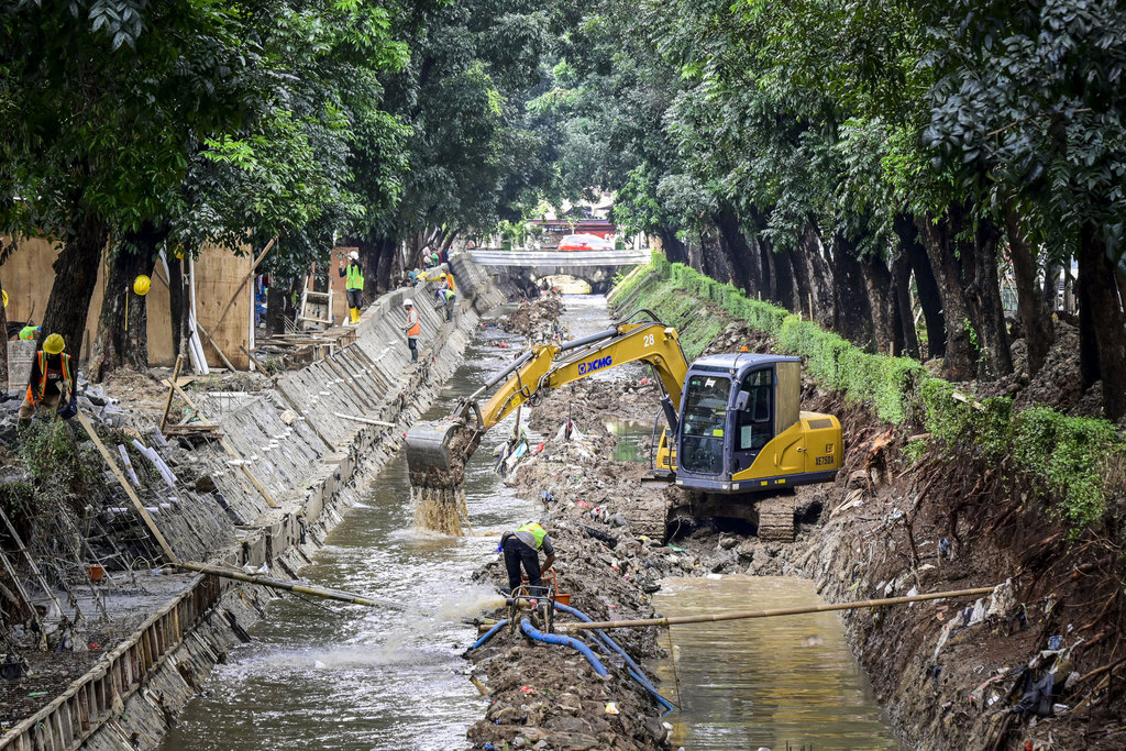 Pekerja menggunakan ekskavator mengeruk sedimentasi saat menyelesaikan proyek perbaikan turap Kali Ciliwung di Jalan Minangkabau, Setiabudi, Jakarta, Rabu (11/6/2025). ANTARA FOTO/Sulthony Hasanuddin/nym. Perbaikan turap Kali Ciliwung di Jakarta