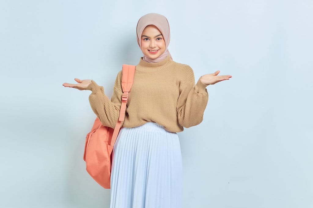 Baju Sweater dan Rok Plisket