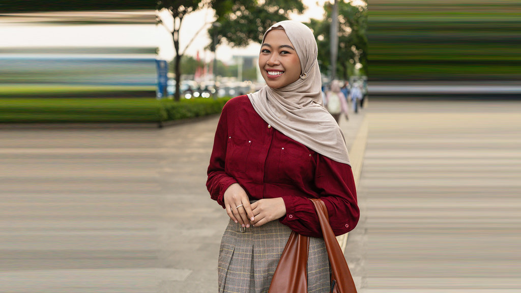 Baju Kemeja Maroon dan Rok Gingham. foto/istockphoto Baju Kemeja Maroon dan Rok Gingham