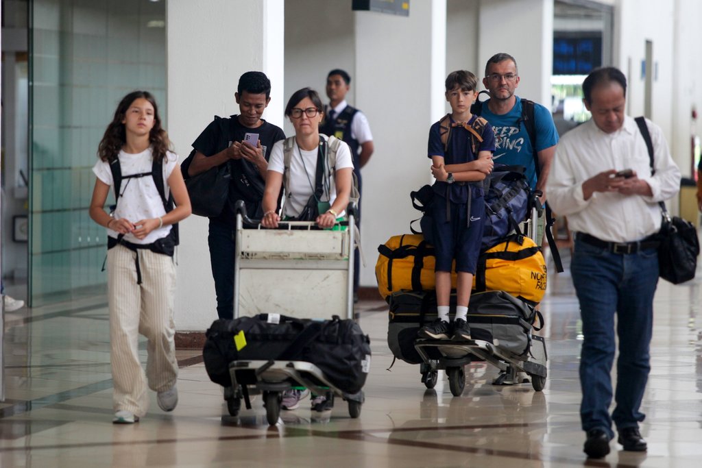 Wisatawan asing membawa barang bawaan setibanya di Terminal Kedatangan Bandar Udara Internasional Juanda Surabaya di Sidoarjo, Jawa Timur, Kamis (12/6/2025). ANTARA FOTO/Umarul Faruq/rwa. Kunjungan wisman melalui Bandara Juanda meningkat