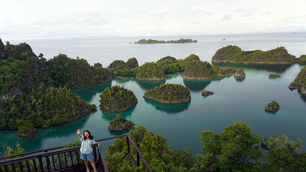 Wisatawan berfoto di puncak Piaynemo Kabupaten Raja Ampat, Papua Barat Daya, Minggu (8/6/2025). Piaynemo yang merupakan spot pariwisata unggulan Raja Ampat dan menyuguhkan pemandangan gugusan pulau serta laut yang biru tersebut dipastikan tidak terdampak terhadap penambangan nikel di Pulau Gag. ANTARA FOTO/Olha Mulalinda/YU Spot wisata Piaynemo tidak terdampak limbah penambangan Nikel