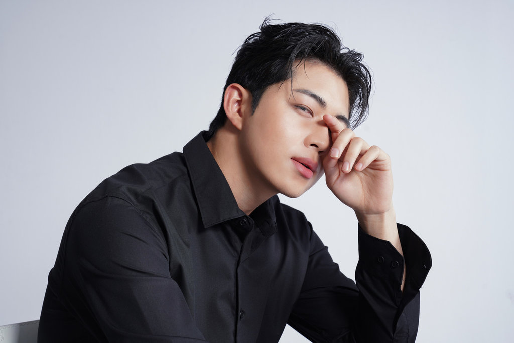 Kemeja Pria Hitam. foto/istockphoto Kemeja pria hitam