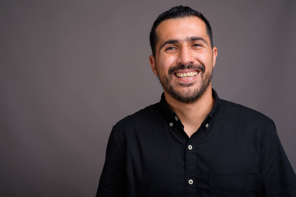 Kemeja pria hitam. foto/istockphoto Kemeja pria hitam