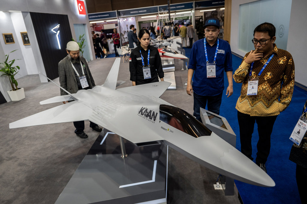Pengunjung mengamati miniatur jet tempur generasi 5.0 KAAN buatan Turkish Aerospace dari Turki saat Indo Defence Expo dan Forum di JIExpo Kemayoran, Jakarta, Jumat (13/6/2025). Indonesia membeli sebanyak 48 jet tempur generasi 5.0 KAAN lewat nota kesepahaman (MoU) kerja sama antara Kementerian Pertahanan RI dan Sekretariat Industri Pertahanan Turki (Savunma Sanayii Baskanligi/SSB) saat Indo Defence Expo dan Forum. ANTARA FOTO/Bayu Pratama S/bar Indonesia beli 48 jet tempur KAAN Turki