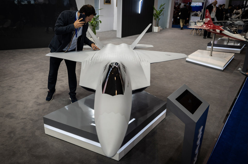 Pengunjung mengamati miniatur jet tempur generasi 5.0 KAAN buatan Turkish Aerospace dari Turki saat Indo Defence Expo dan Forum di JIExpo Kemayoran, Jakarta, Jumat (13/6/2025). Indonesia membeli sebanyak 48 jet tempur generasi 5.0 KAAN lewat nota kesepahaman (MoU) kerja sama antara Kementerian Pertahanan RI dan Sekretariat Industri Pertahanan Turki (Savunma Sanayii Baskanligi/SSB) saat Indo Defence Expo dan Forum. ANTARA FOTO/Bayu Pratama S/bar Indonesia beli 48 jet tempur KAAN Turki