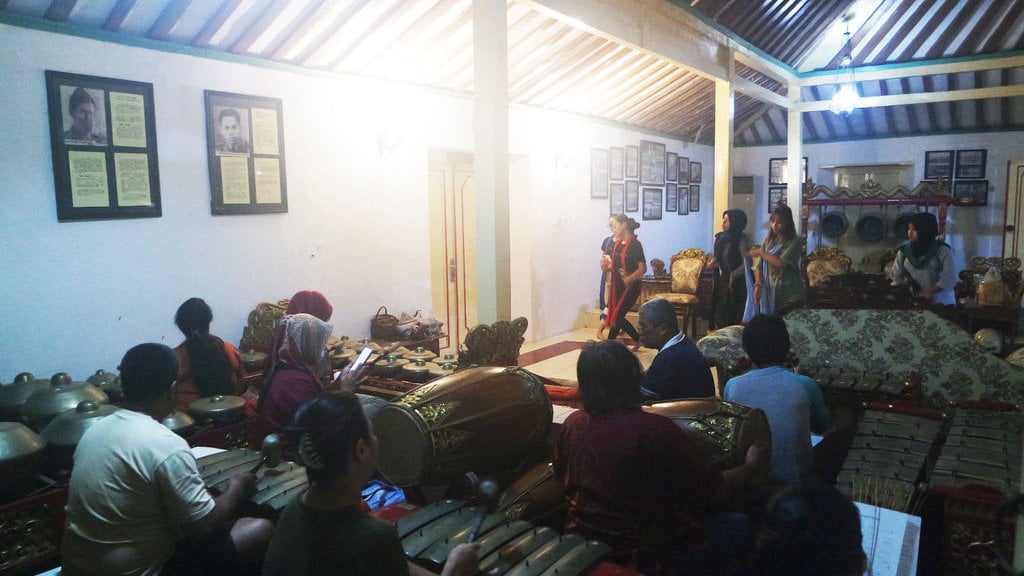 Sri Laras Dharmo Soeko menabuh gendhin