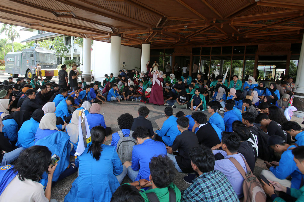 Aksi damai terkait sengketa empat pulau 