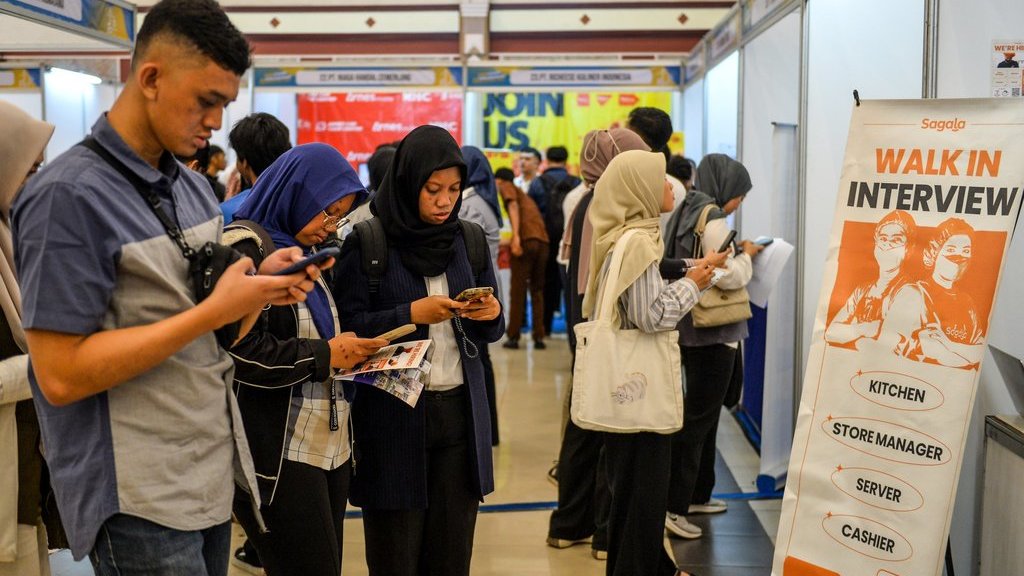 Pencari kerja mencari informasi di salah satu stan perusahaan yang membuka lowongan pekerjaan pada bursa kerja di Graha Manggala Siliwangi, Bandung, Jawa Barat, Selasa (17/6/2025). ANTARA FOTO/Raisan Al Farisi/tom. Bursa kerja di Bandung