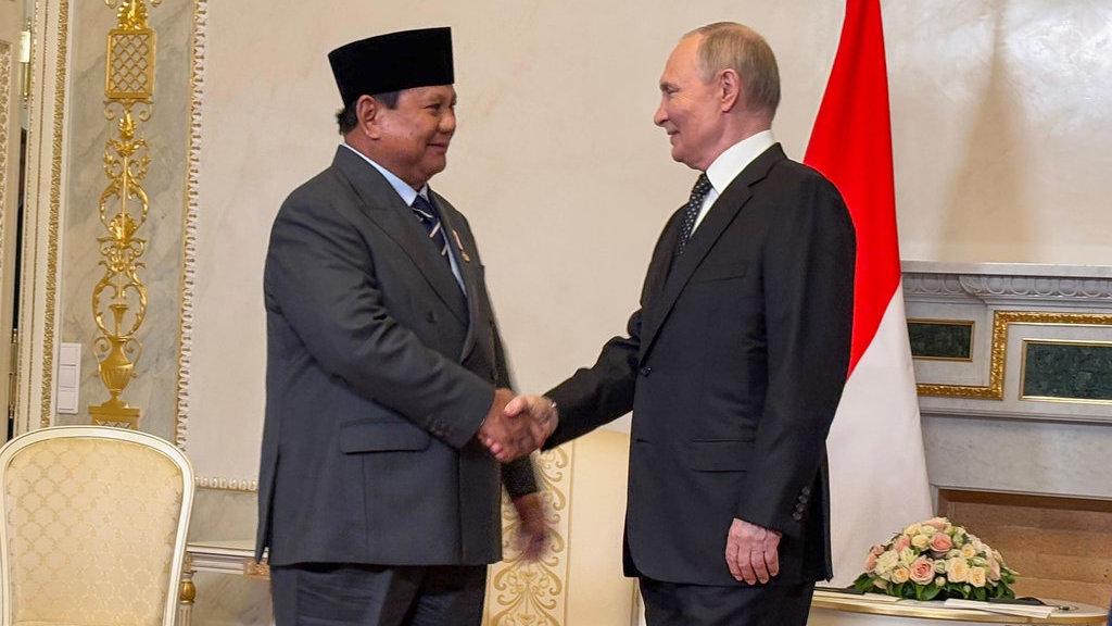 Presiden Prabowo Subianto (kiri) berjabat tangan dengan Presiden Rusia Vladimir Putin (kanan) dalam kunjungan kenegaraan di Istana Konstantine Novsky, St. Petersburg, Rusia, Kamis (19/6/2025). Dalam pertemuan bilateral tersebut keduanya mendeklarasikan kerja sama strategis antara Indonesia dan Rusia. ANTARA FOTO/Genta Tenri Mawangi/app/nz Pertemuan bilateral Presiden Prabowo dengan Presiden Putin