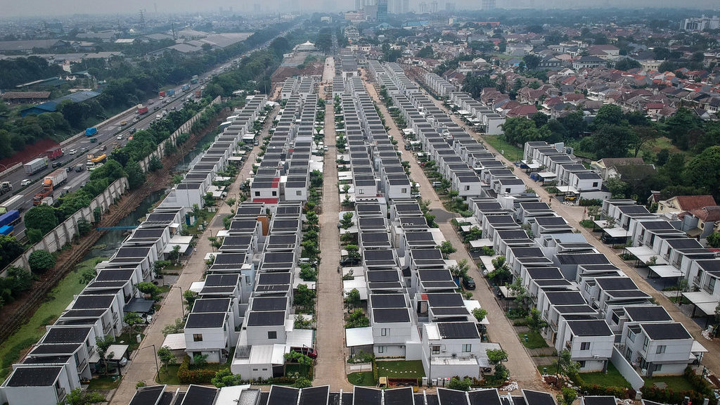 Foto udara deretan unit rumah di Curug, Kabupaten Tangerang, Banten, Kamis (19/6/2025). ANTARA FOTO/Putra M. Akbar/nz Rencana kenaikan PPN rumah tapak