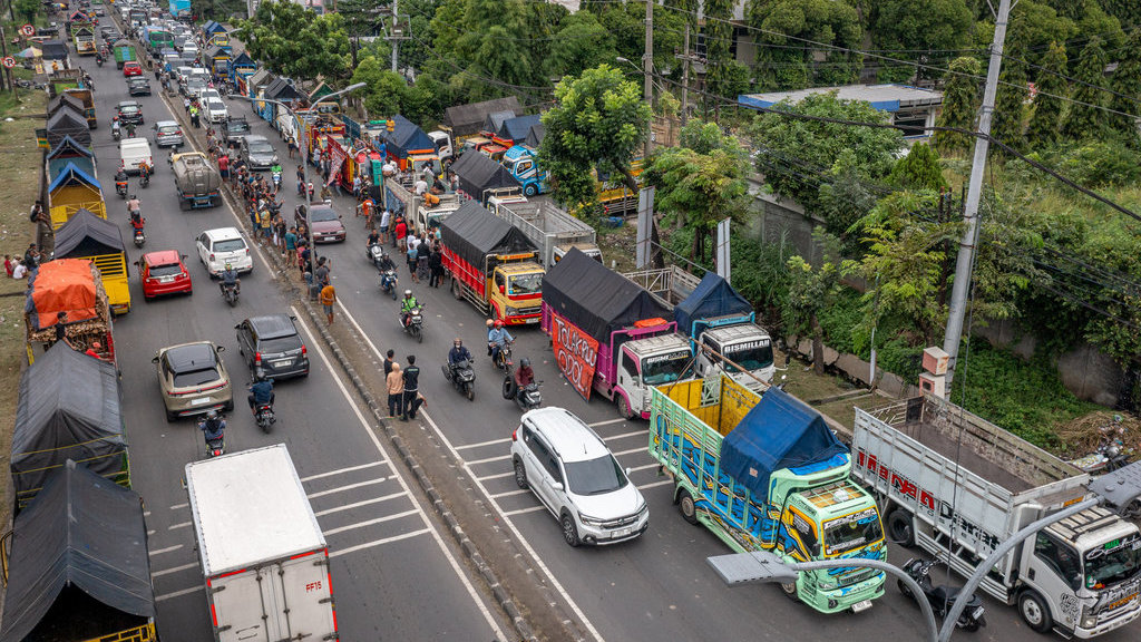 Foto udara sejumlah sopir truk melakukan aksi solidaritas parkir truk untuk menyikapi aturan Over Dimension Over Load (ODOL) di jalan Brigjen Sudiarto, Kota Semarang, Jawa Tengah, Kamis (19/6/2025). Aksi spontanitas tanpa izin atau pemberitahuan kepada kepolisian tersebut sempat menyebabkan arus lalu lintas tersendat sekitar tiga kilometer dari arah Semarang-Purwodadi maupun sebaliknya namun unjuk rasa itu bisa diakhiri dengan dialog persuasif dari Polrestabes Semarang. ANTARA FOTO/Aji Styawan/nym. Sopir truk sikapi aturan Over Dimension Over Load
