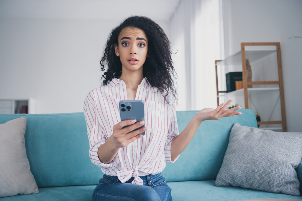 Perempuan Ada Masalah Dengan Ponsel