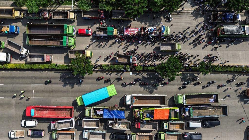 Foto udara sejumlah sopir truk melakukan aksi solidaritas menolak aturan Over Dimension Over Load (ODOL) di depan Kantor Dinas Perhubungan Provinsi Jateng, Semarang, Jawa Tengah, Senin (23/6/2025). ANTARA FOTO/Makna Zaezar/YU Aksi solidaritas menolak kebijakan aturan ODOL di Semarang