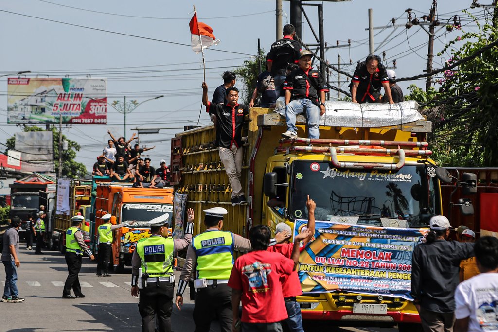 Sejumlah polisi lalu lintas mengarahkan sopir truk yang melakukan aksi solidaritas menolak aturan Over Dimension Over Load (ODOL) di Jalur Pantura Siliwangi Ruas Semarang-Kendal, Semarang, Jawa Tengah, Senin (23/6/2025). ANTARA FOTO/Makna Zaezar/YU Aksi solidaritas menolak kebijakan aturan ODOL di Semarang
