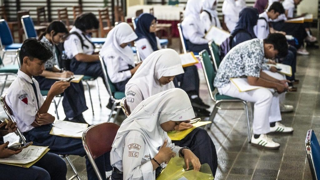 Pelajar antre untuk melakukan daftar ulang Sistem Penerimaan Murid Baru (SPMB) Jawa Tengah di SMA Negeri 1 Semarang, Semarang Selatan, Semarang, Jawa Tengah, Senin (23/6/2025). ANTARA FOTO/Aprillio Akbar/YU Siswa SMP