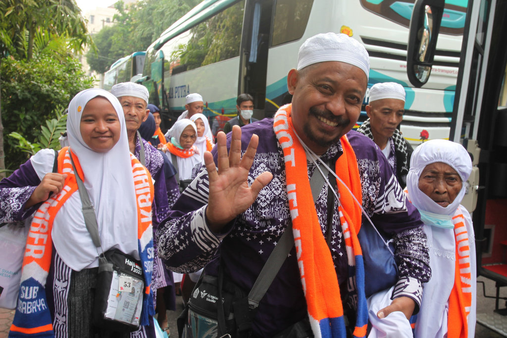 Jamaah haji kelompok terbang (kloter) 33 berjalan menuju gedung Mina setibanya di Asrama Haji Sukolilo Surabaya, Surabaya, Jawa Timur, Minggu (22/6/2025). ANTARA FOTO/Didik Suhartono/nz Jamaah haji kloter 33 tiba di Surabaya