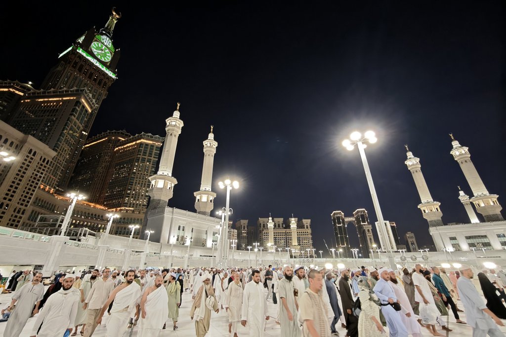 Umat Islam melakukan tawaf di Masjidil Haram, Makkah, Arab Saudi, Minggu (22/6/2025). ANTARA FOTO/Andika Wahyu/YU
Tawaf Wada di Masjidil Haram