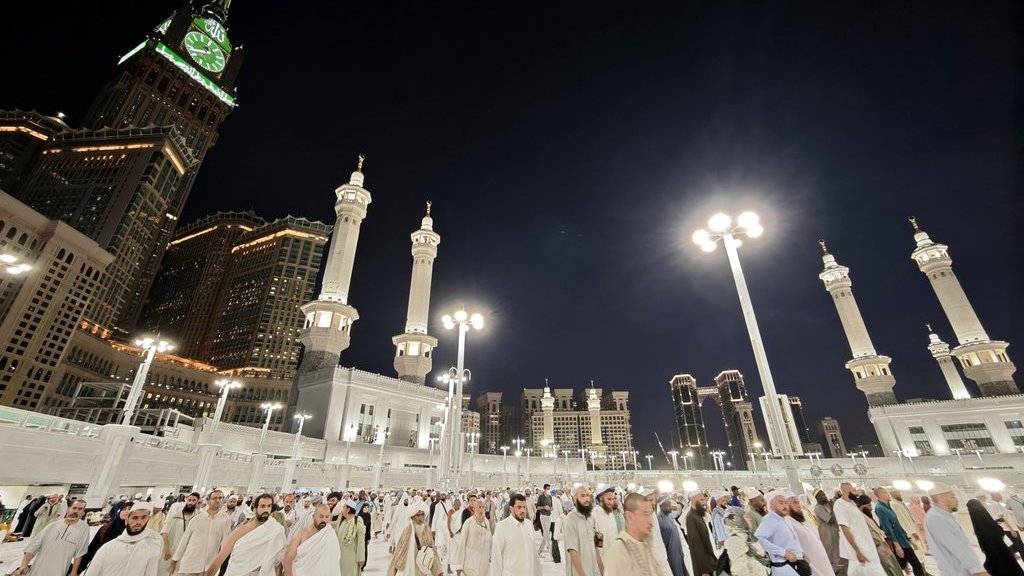 Umat Islam melakukan tawaf di Masjidil Haram, Makkah, Arab Saudi, Minggu (22/6/2025). ANTARA FOTO/Andika Wahyu/YU
Tawaf Wada di Masjidil Haram