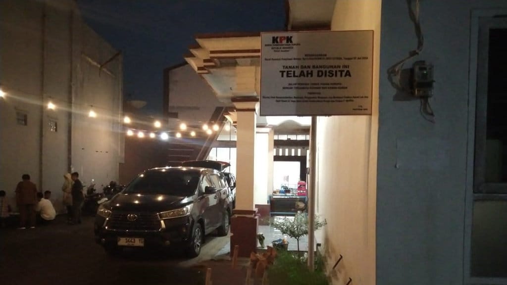 KPK Pasang Plang Sita di Aset Milik Anwar Sadad