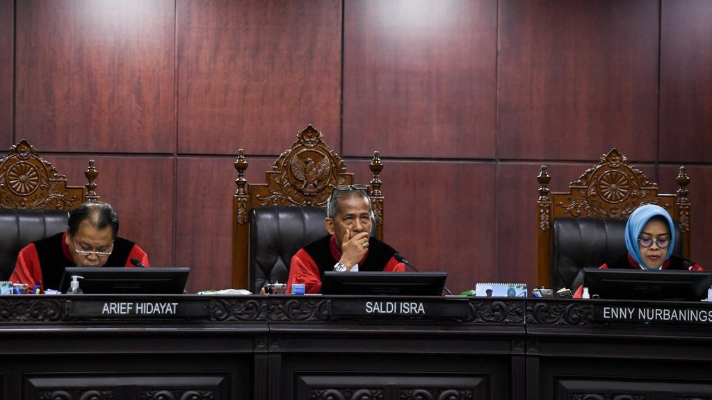 Wakil Ketua Mahkamah Konstitusi Saldi Isra (tengah) bersama Anggota Majelis Hakim Mahkamah Konstitusi Enny Nurbaningsih (kanan) dan Arief Hidayat (kiri) memimpin jalannya sidang Pengujian Materiil Undang-Undang Nomor 17 Tahun 2014 tentang MPR, DPR, dan DPRD di Ruang Sidang Mahkamah Konstitusi, Jakarta, Selasa (24/6/2025). ANTARA FOTO/Muhammad Adimaja/nz Sidang uji materi UU tentang MPR, DPR, dan DPRD