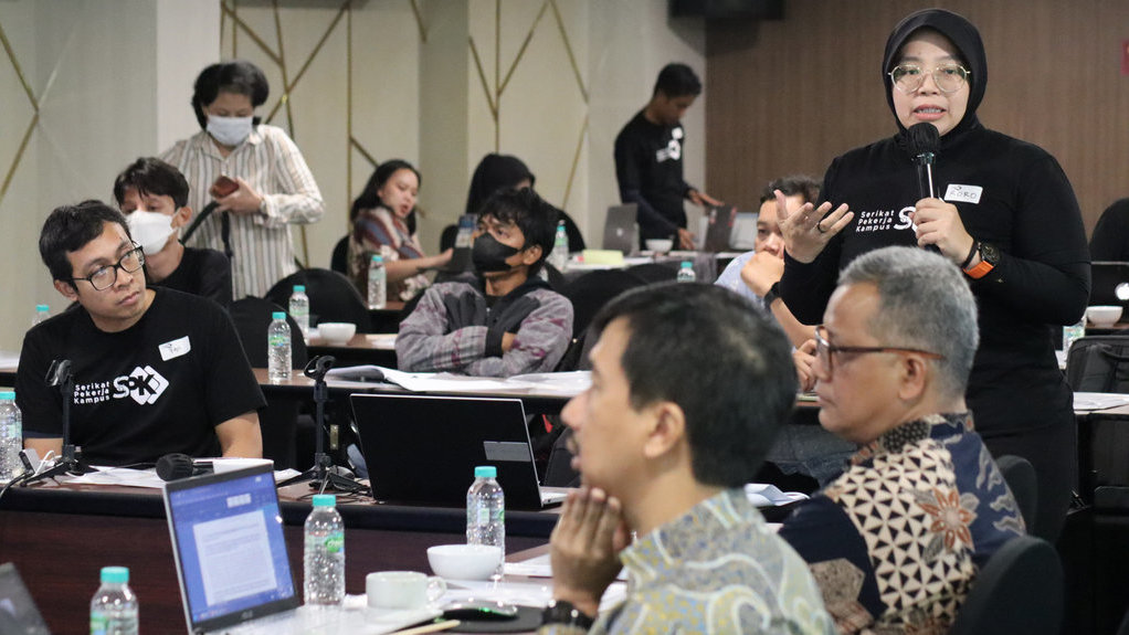 Ketua SPK Dhia Al Uyun memberikan keterangan saat sesi FGD. (FOTO/dokumentasi SPK) FGD Serikat Pekerja Kampus