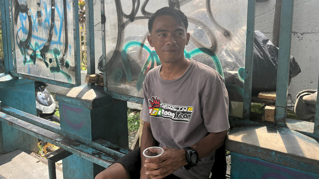 Agus (34) beristirahat sebelum memulai narik angkot ke arah Cisarua, Kabupaten Bogor, Jawa Barat, Senin (23/6/2025). tirto.id/Fina Nailur Kebijakan Kompensasi Angkot ala Dedi Mulyadi