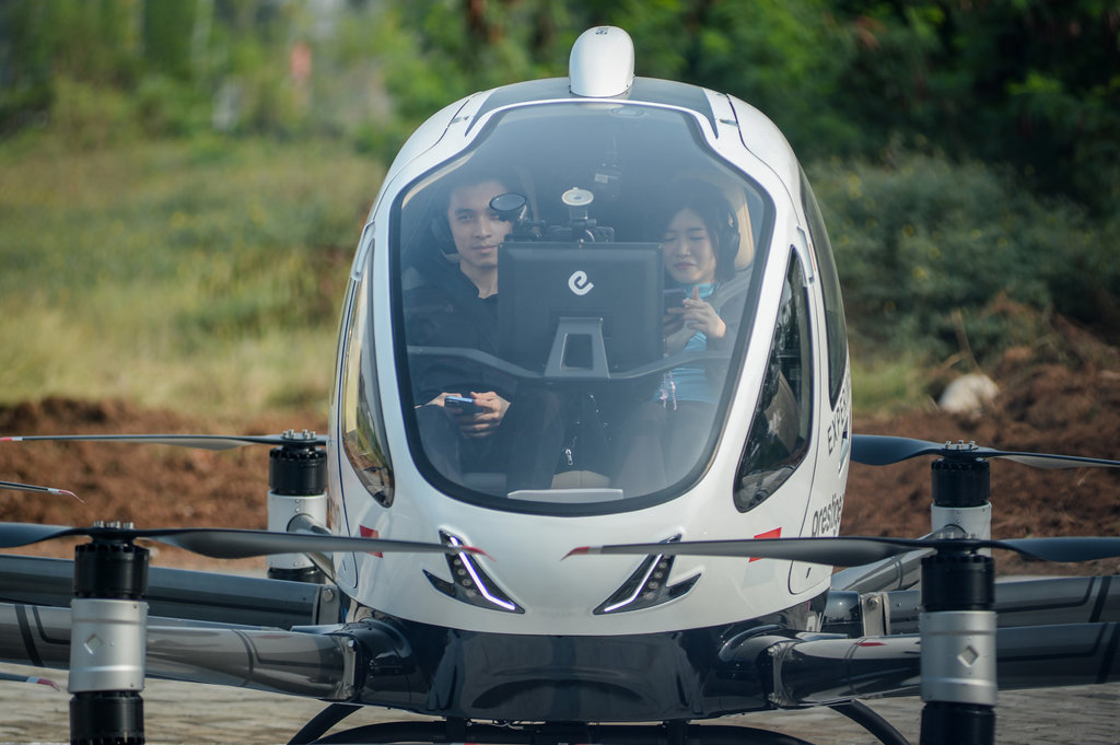 Penumpang berada di dalam taksi udara saat uji terbang berpenumpang EHang 216 S di PIK 2, Kabupaten Tangerang, Banten, Rabu (25/6/2025). ANTARA FOTO/Putra M. Akbar/agr Uji terbang berpenumpang EHang 216 S
