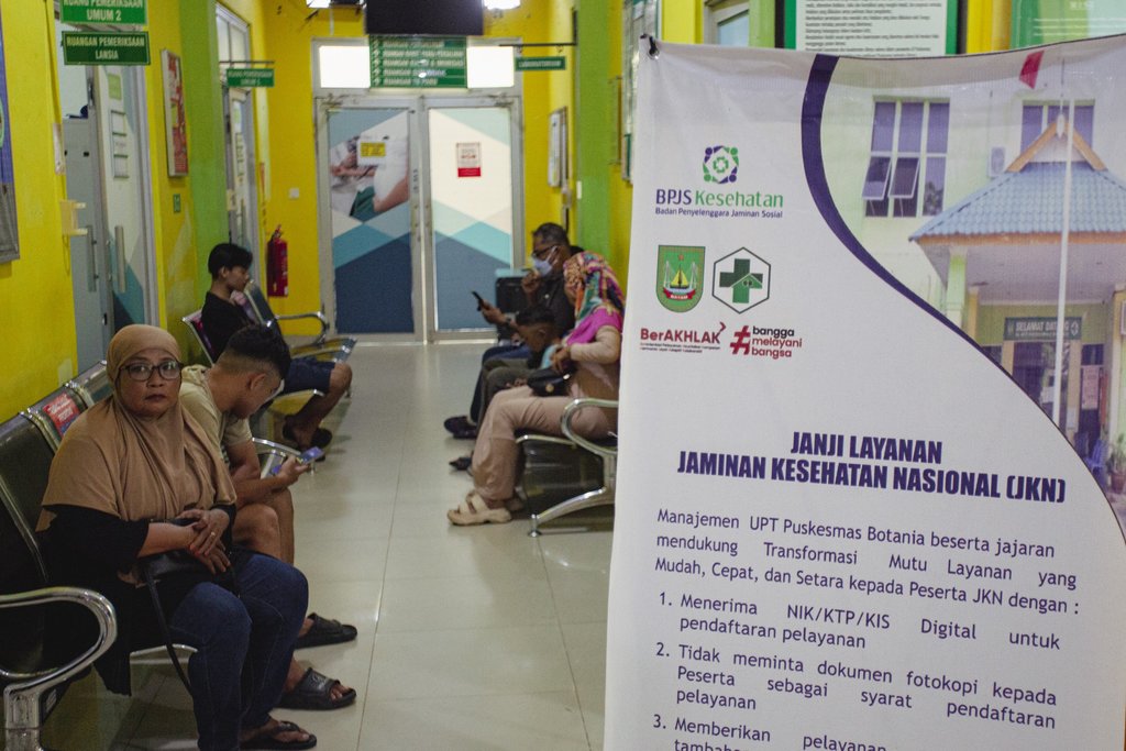 Sejumlah warga antre untuk pemeriksaan kesehatan di Puskesmas Botania Batam, Kepulauan Riau, Kamis (26/6/2025). ANTARA FOTO/Teguh Prihatna/rwa. Capaian kepesertaan JKN