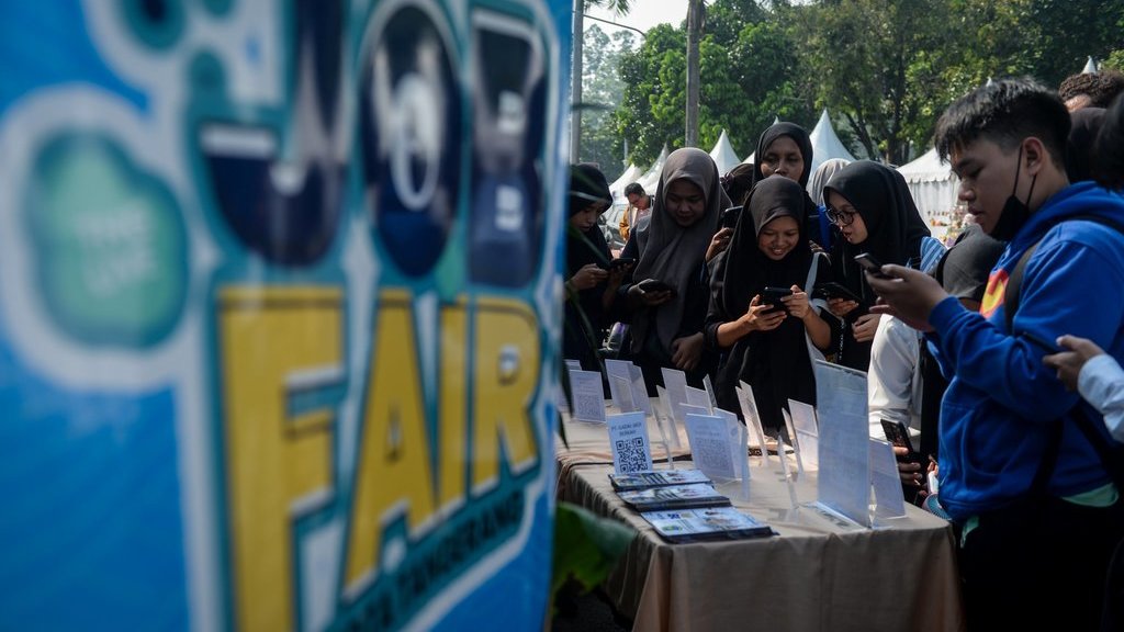 Pencari kerja mencari informasi lowongan saat bursa kerja di Kota Tangerang, Banten, Kamis (26/6/2025). ANTARA FOTO/Putra M. Akbar/rwa. Jumlah penempatan tenaga kerja hingga Juni 2025
