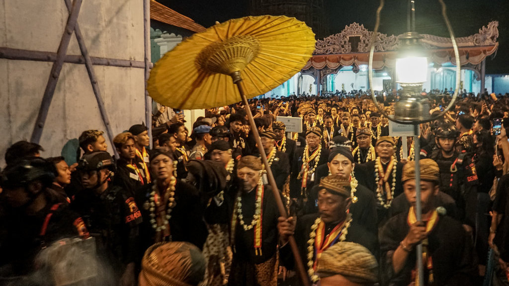 Abdi dalem membawa pusaka mengikuti kirab Satu Sura di Keraton Kasunanan, Solo, Jawa Tengah, Kamis (26/6/2025) malam. ANTARA FOTO/Mohammad Ayudha/bar Kirab malam satu sura Keraton Kasunanan Solo